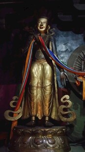 藏传佛教佛像的独特服饰