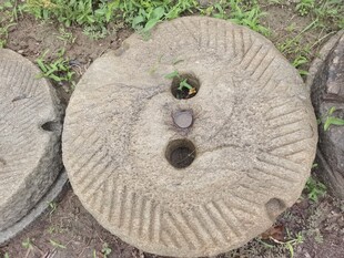 古老石磨盘特写