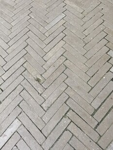 人字形铺砖路面