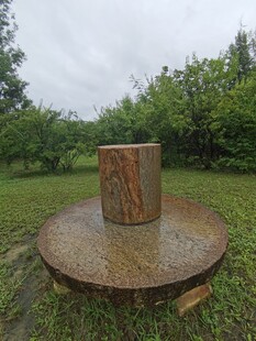 户外石制圆桌与圆柱景观