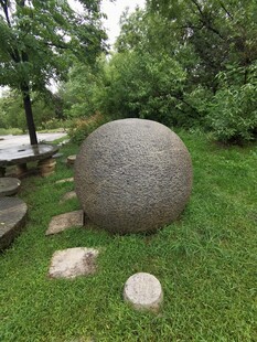 草地上的巨大石球