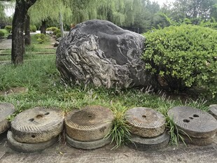 园林石景与古朴石墩景观