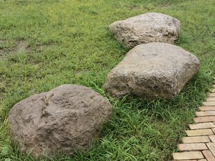草地上的三块大石