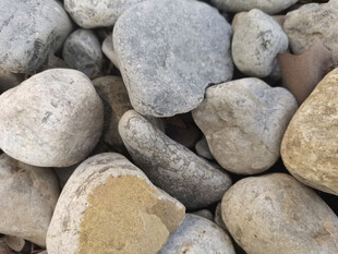 一堆形态各异的鹅卵石
