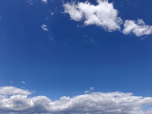 蓝天飘白云