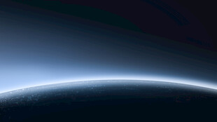 地球边缘的宇宙光影