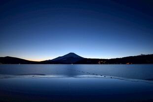 夜幕下静谧的湖与远山