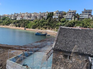 湖畔古建与现代泳池景观