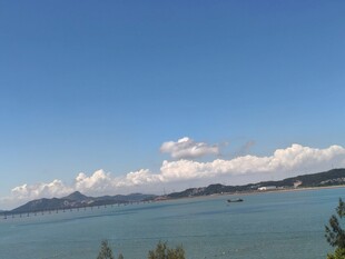 碧海蓝天间的美丽湖景