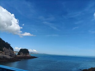 碧海蓝天的海边景致