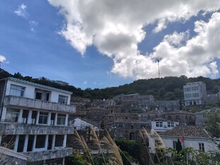 山间错落有致的房屋景观