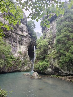 峡谷溪流间的自然美景