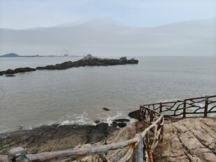 海边木栈道与远处海岛风光