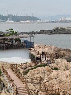 海边栈道旁的岩石与游人