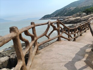 海边木栏栈道风景