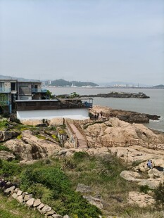 海边岩石旁的建筑景观