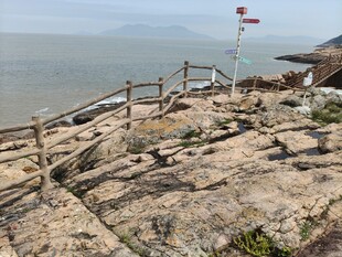 海边岩石上的红白标志