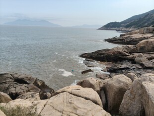 海边嶙峋岩石与辽阔海景