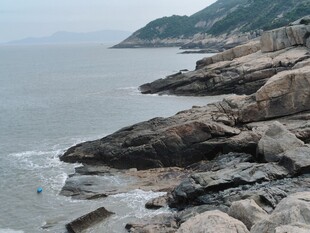 海边嶙峋礁石景观