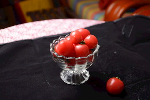 玻璃碗中的新鲜小番茄