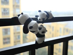 阳台边的可爱熊猫玩偶
