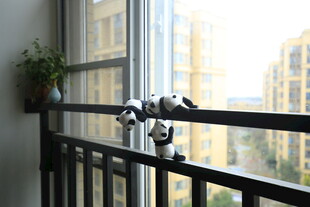 阳台上的可爱熊猫摆件