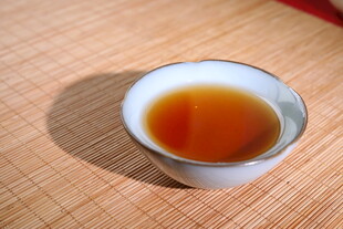 精致茶杯中的琥珀色茶汤