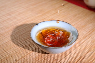 瓷碗中的诱人茶汤