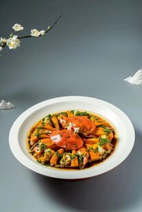 美味螃蟹菜肴摆盘中