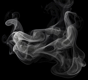 黑色背景下的飘逸烟雾
