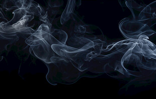 黑色背景下的缭绕烟雾