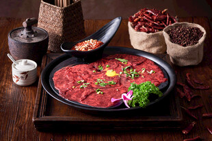 新鲜美味的特色生牛肉拼盘