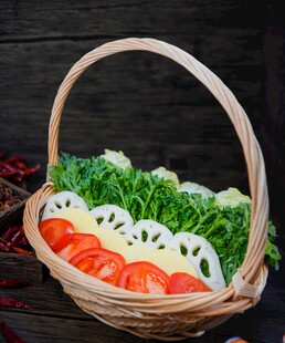 竹篮中的新鲜多样蔬菜