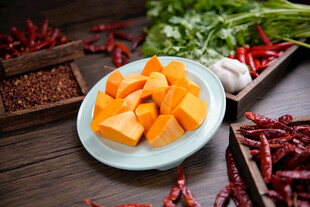 木桌上的切块南瓜与香料