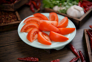 新鲜番茄切片摆盘