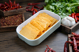 方形盘中的美味金黄豆腐皮
