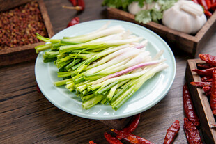 新鲜小葱摆于盘中