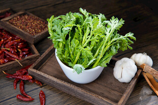 新鲜茼蒿与多样香料