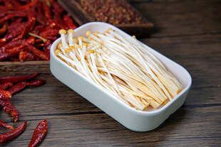 盒装金针菇与红辣椒
