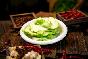 鲜嫩青菜摆于古朴木桌