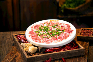 鲜嫩牛肉片火锅食材