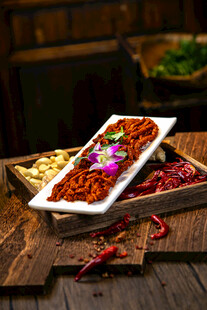 摆放在古朴木桌上肉条