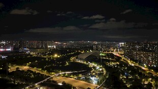 城市璀璨夜景俯瞰图