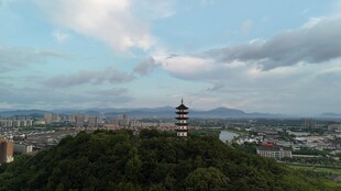 山顶宝塔俯瞰城市美景