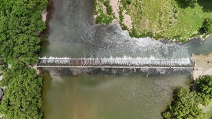 空中俯瞰河流上的水坝