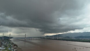 乌云笼罩下的壮阔江面