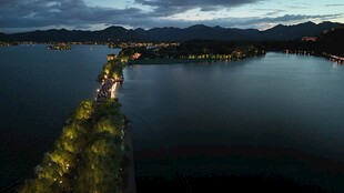 湖畔夜景璀璨灯光映山水