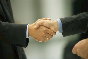 商务人士握手瞬间