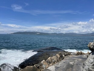 海边岩石与辽阔蔚蓝海景