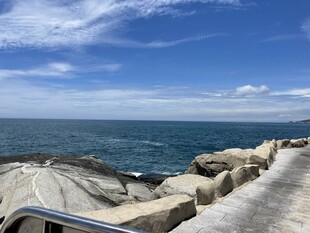 海边石径与辽阔蔚蓝大海